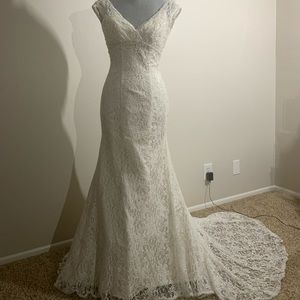 Ivory/Champagne Lace Beaded Wedding Dress Size 0